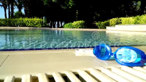 儿童泳池背景的泳镜视频的预览图