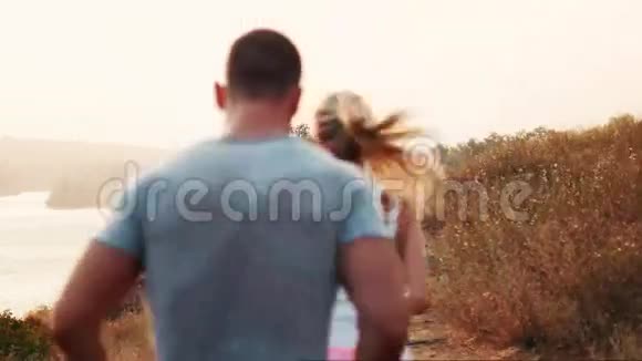 男人和女人沿着山道慢跑后景视频的预览图
