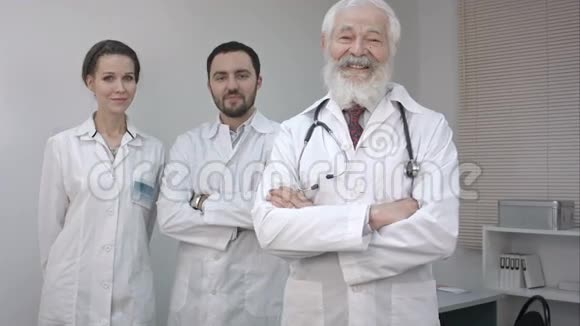 三个穿着白大褂看着镜头微笑的医生视频的预览图