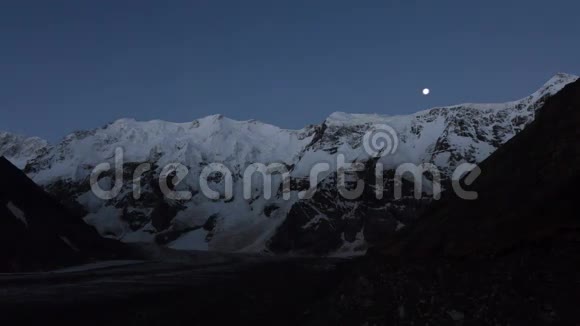 山脉月亮和日出埃尔布鲁斯地区时间推移视频的预览图