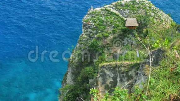 印度尼西亚巴厘岛努沙佩尼达北岸悬崖边的湖和观景点视频的预览图