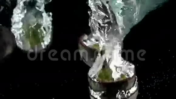 5热烈的水果在缓慢的运动中溅入水中视频的预览图
