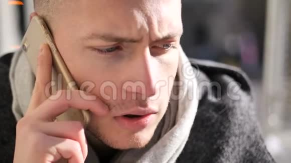 帅气的时髦男人用手机说话视频的预览图