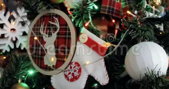 多莉拍摄圣诞树饰品一个小娃娃拍摄的带有装饰品的圣诞树视频的预览图