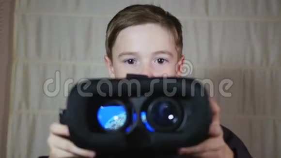 一个给虚拟现实耳机的小男孩视频的预览图