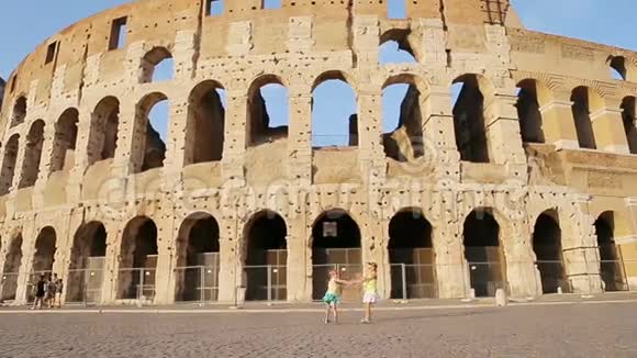 可爱的女孩在意大利罗马竞技场前玩得很开心视频的预览图