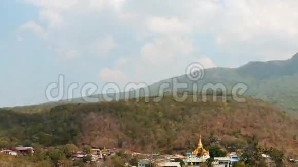 从Popa山上俯瞰缅甸乡村景色视频的预览图