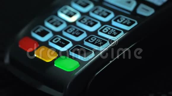 店员将信用卡插入pos并插入卡的密码视频的预览图