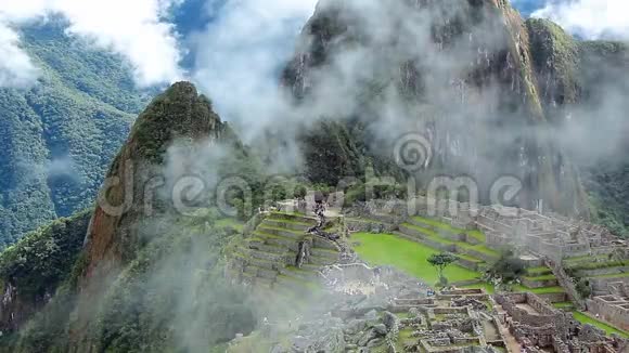 秘鲁马丘比丘古印加遗址全景与晨云视频的预览图