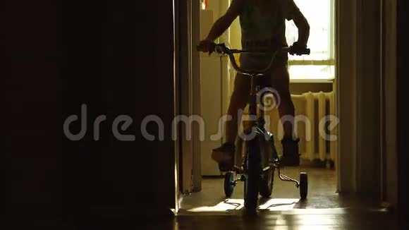 小男孩在家骑自行车视频的预览图