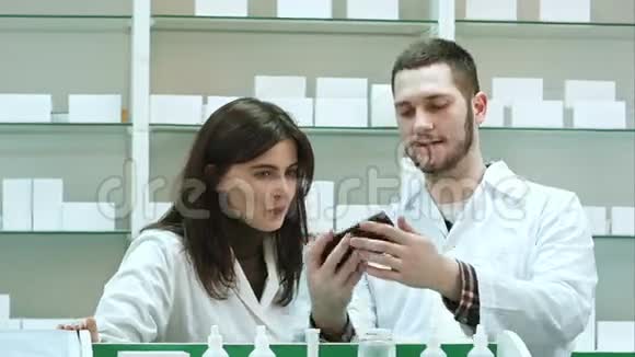 微笑着两个药剂师在药房自拍视频的预览图