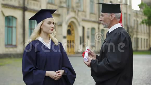 大学校长向学生颁发毕业证书握手毕业典礼视频的预览图