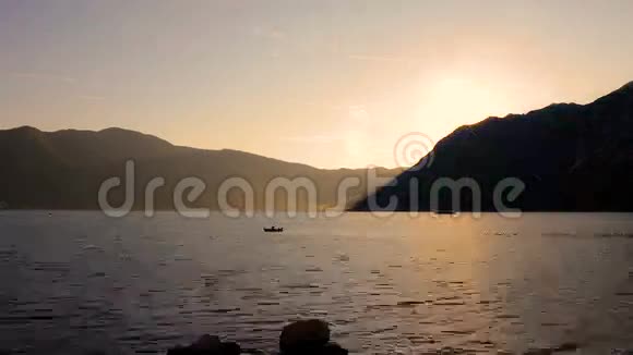风景日出背景太阳升起大海和山脉视频的预览图