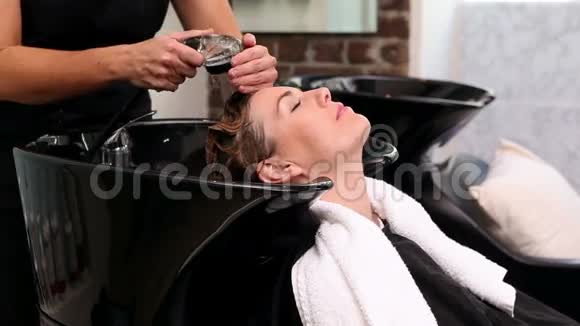 漂亮的女人洗了头发视频的预览图