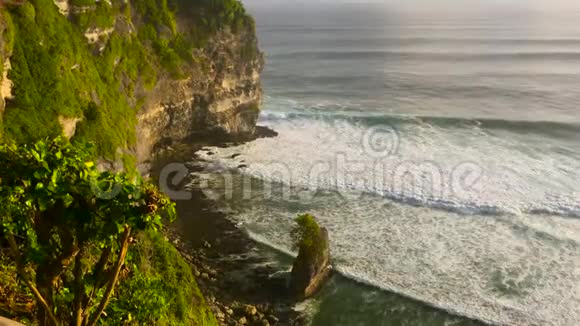 在印度尼西亚巴厘岛的乌卢瓦图神庙普拉卢胡尔乌卢瓦图观赏大海浪视频的预览图