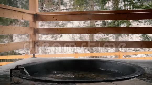 铸铁缸加矿泉水用冷水打开水龙头视频的预览图