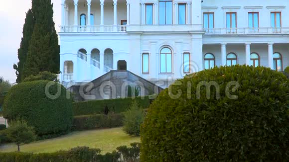 利瓦迪亚宫在景观公园植物的前景视频的预览图