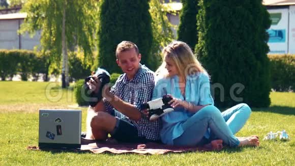 一对年轻夫妇在公园里戴虚拟现实眼镜视频的预览图