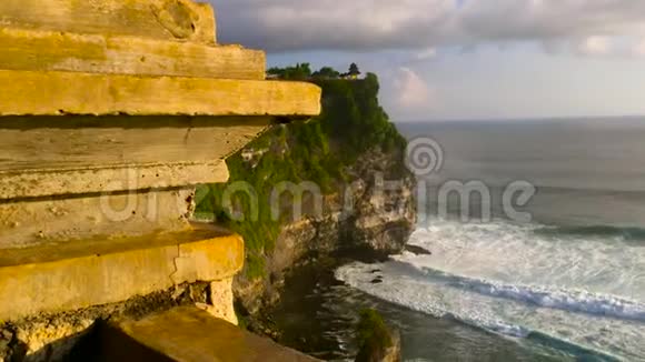 在印度尼西亚巴厘岛的乌卢瓦图神庙普拉卢胡尔乌卢瓦图观赏大海浪视频的预览图