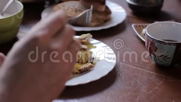 乡村早餐男人在一块面包上抹上一个馅饼视频的预览图