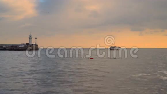 日落时的渔船在公海游泳视频的预览图