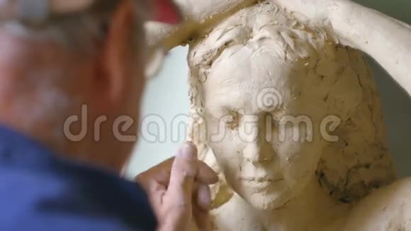 泥塑女雕塑视频的预览图