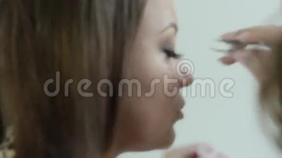美容院的睫毛睫毛的制作和拉长视频的预览图