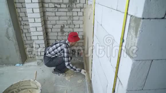 加气混凝土砌块墙上用施工尺抹灰膏视频的预览图