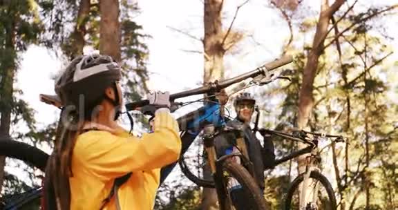 山地自行车夫妇骑自行车指向大自然视频的预览图