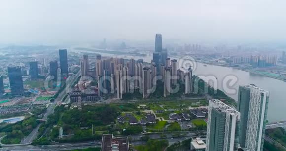 从空中俯瞰瓜cnzhou美丽的全景飞过建筑物和道路飞过广州河视频的预览图