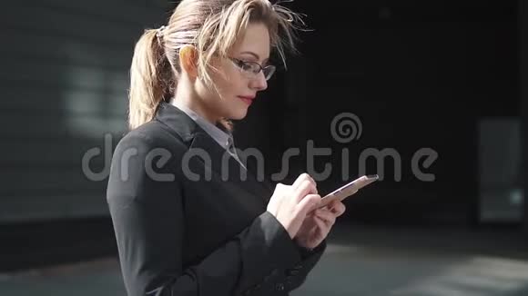 穿西装的女孩在手机上发短信你头发里的风视频的预览图