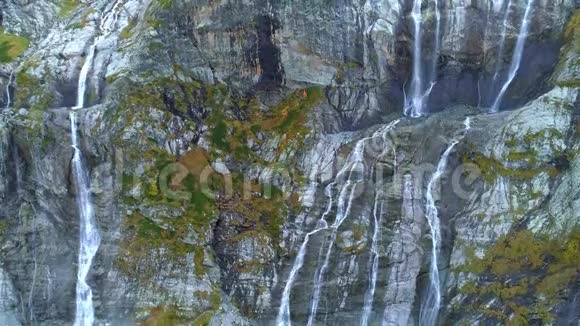 空中山瀑布流过岩石巨山冰川之上视频的预览图