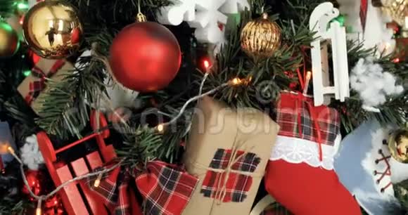 摄像机正在追踪一棵圣诞树里面全是装饰品站在客厅里视频的预览图