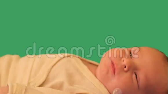 可爱的婴儿彩衣钥匙视频的预览图