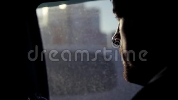 一个留着胡子喝汽水的男人坐在汽车的按摩室座位上慢动作1920x1080视频的预览图