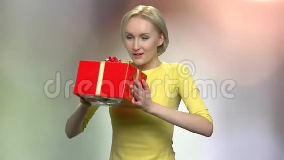 有感情的女人带生日礼物盒视频的预览图
