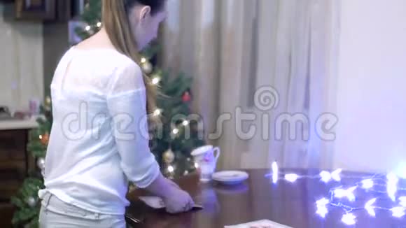 布置茶桌背景装饰圣诞装饰视频的预览图