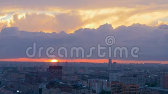 时光流逝莫斯科上空美丽的日落大的云游过城市视频的预览图