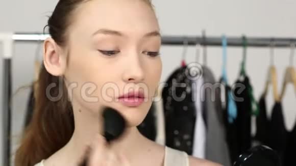在白种人女性模特脸上应用化妆刷视频的预览图