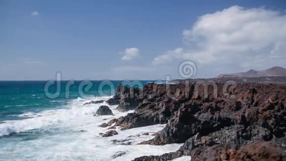 西班牙加那利群岛兰萨罗特的蒂曼法亚国家公园的海洋和悬崖无缝环路视频高清视频的预览图