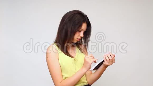 一个女孩看着平板电脑正在探索互联网视频的预览图