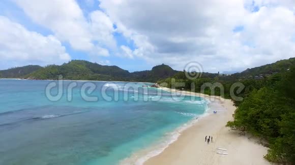 塞舌尔马河岛巴伊拉扎尔海滩的鸟瞰图1视频的预览图