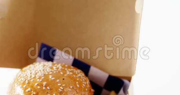 汉堡和薯条放在桌上的外卖容器里视频的预览图