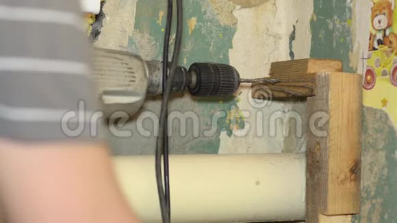 工人用电钻钻墙修理房子视频的预览图