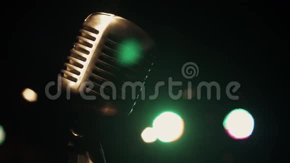 音乐会金属闪光麦克风站在舞台上的复古俱乐部绿色聚光灯视频的预览图