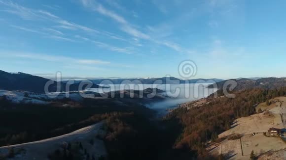 空中观景台在美丽的云彩中飞越高山空中摄影机拍摄视频的预览图