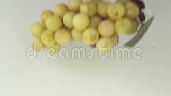 葡萄落在潮湿的桌子上视频的预览图
