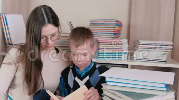 妈妈和儿子一起读一本书妈妈戴着眼镜视频的预览图