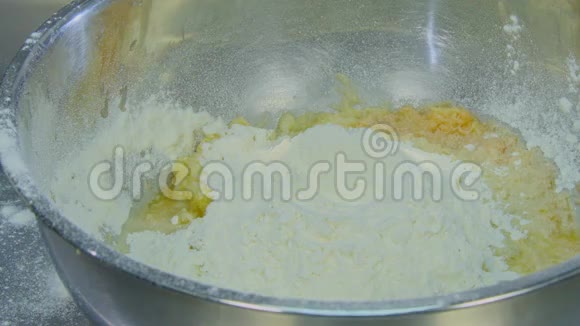 蛋黄落入面粉碗中视频的预览图