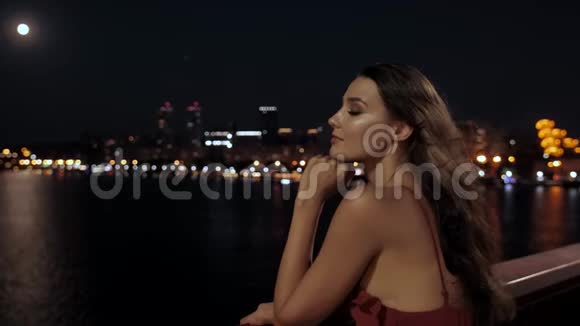 夜城美丽的旅游女性视频的预览图